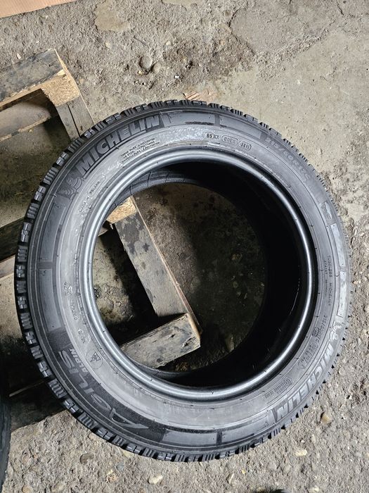 4 anvelope iarna 215 60 17C Michelin Agilis  7mm