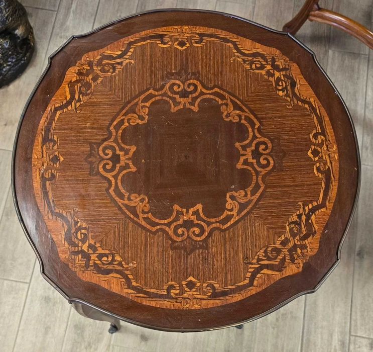 Măsuță elegantă în stil Ludovic al XV-lea cu intarsie