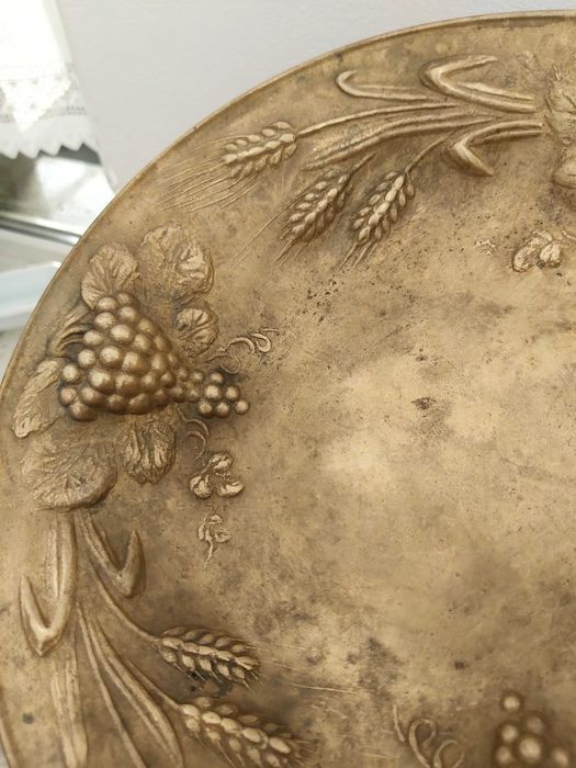 Platou Art Nouveau din alamă masivă – Relief Tridimensional și Patină Autentică