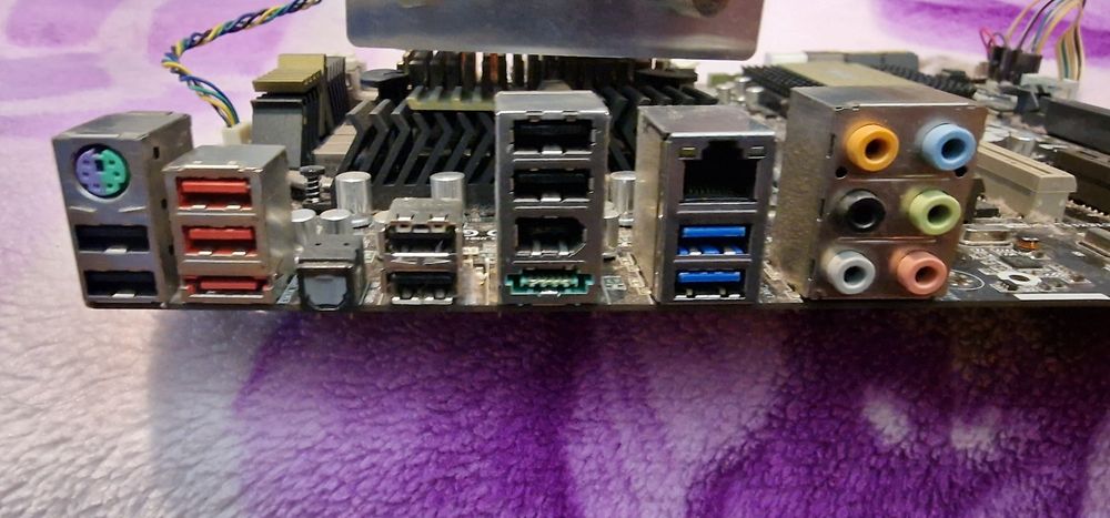 Продавам дънната платка Asus Sabertooth P67