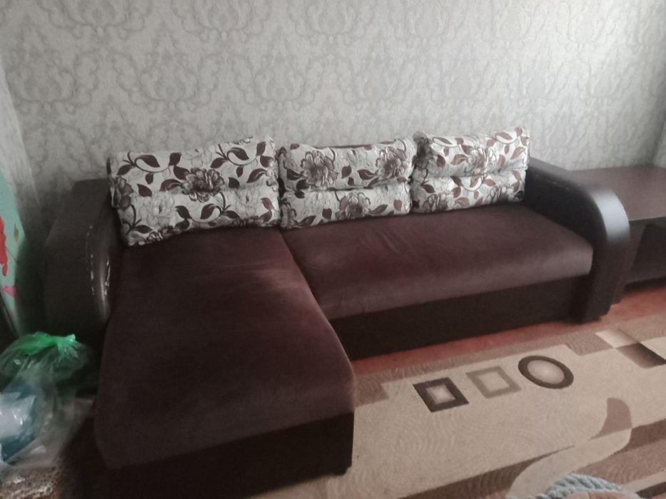 Продам диван в среднем состянии