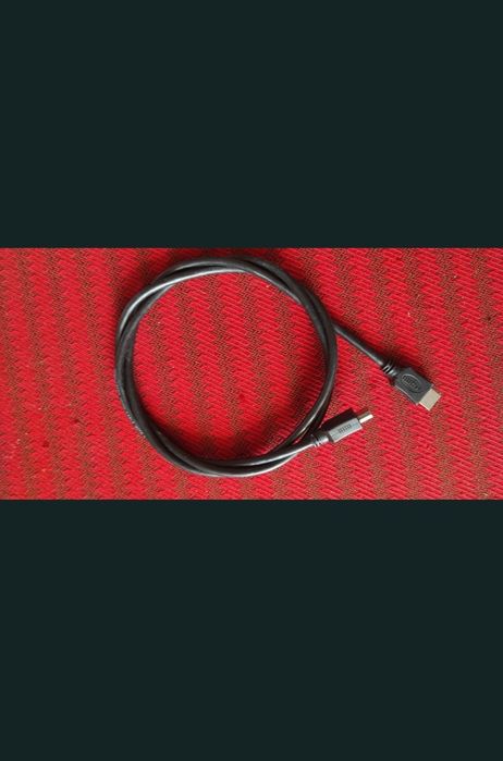 Cablu HDMI original în perfectă stare de funcționare.