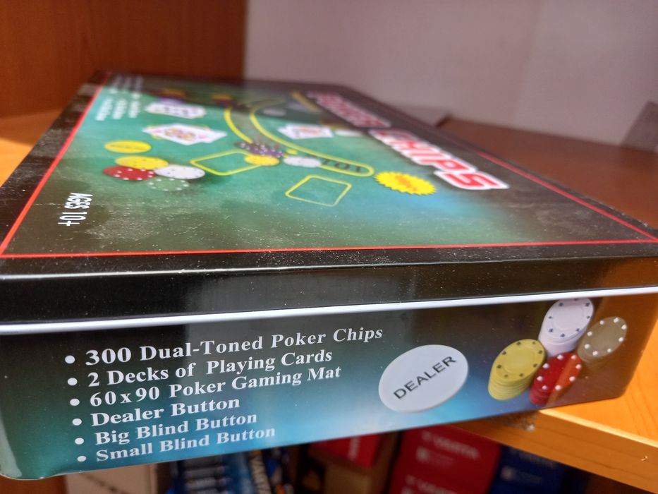 Set poker 300 jetoane imprimate, 3 gr. Panza verde pentru joc. Nou!