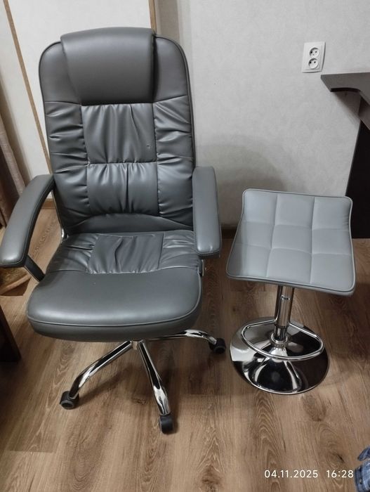 Продам кресло руководителя и барное кресло