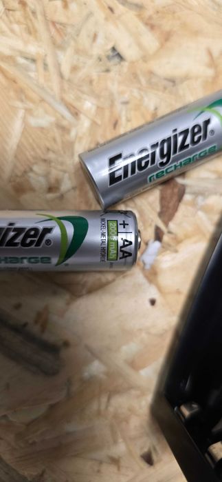 Incarcator cu 2 acumulatori AA Energizer