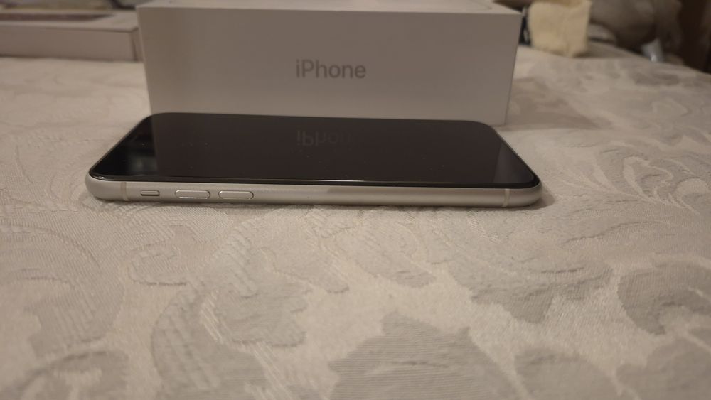 iPhone 11 64 GB Бял + JBL Vibe Buds