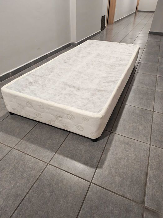 Основа за легло - 90/200/30см - с бял матрачен плат