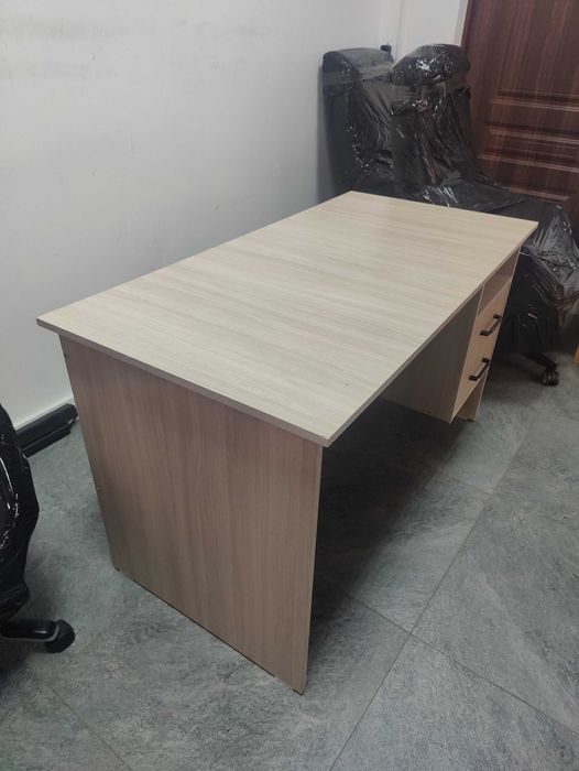 Стол офисный с ящиками.