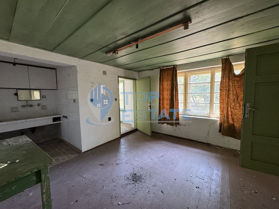 Тухлена къща с кладенец и голям двор в село Павел, област Велико Търн