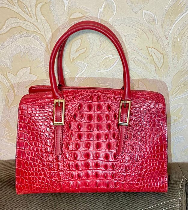 Женская красная сумочка