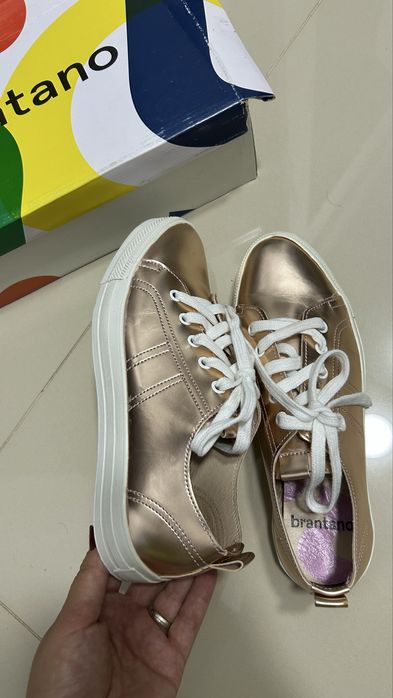 Tenisi noi cu eticheta