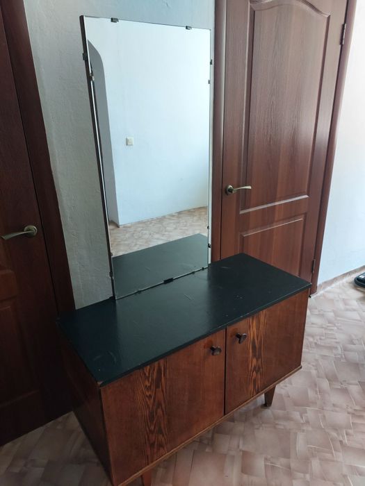 Комод с зеркалом