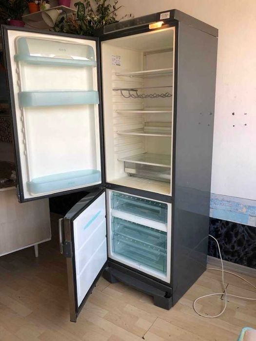 Продавам голям хладилник с фризер ELECTROLUX . Работещ идеално.