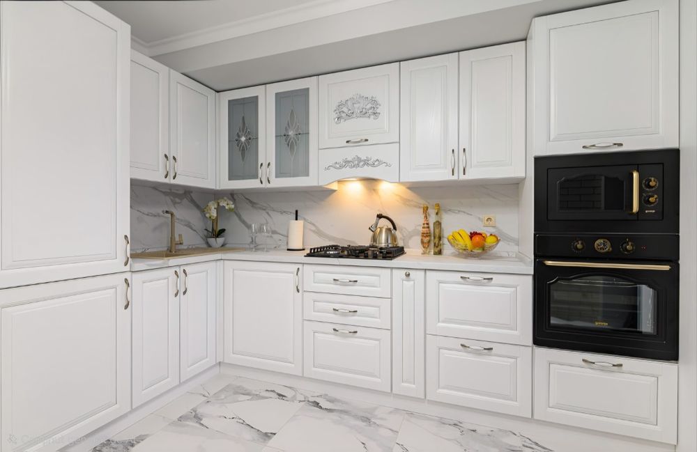 Usi lemn masiv si mobila de bucatarie