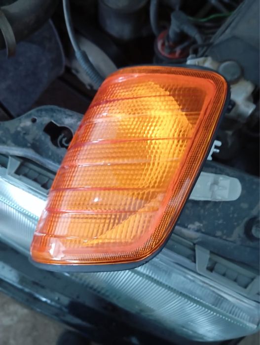 Продам повортники на 124 мерседес