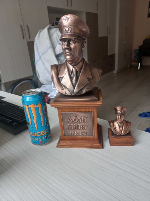 Бюстове на диктатори-Хитлер,Сталин