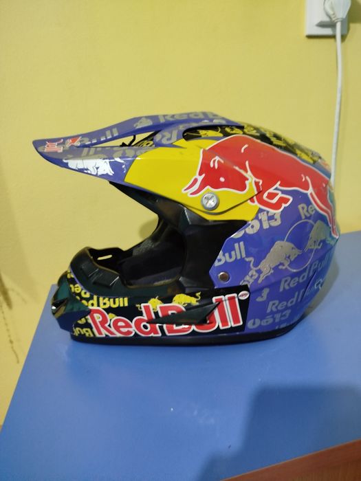 Каска на red bull размер M