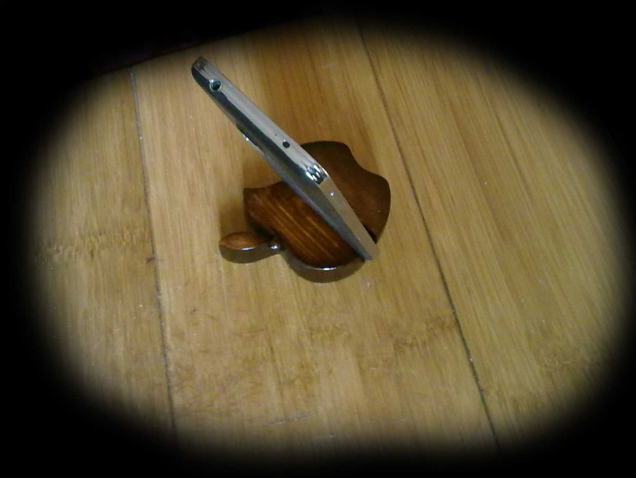 Декоративная подставка  для смартфона