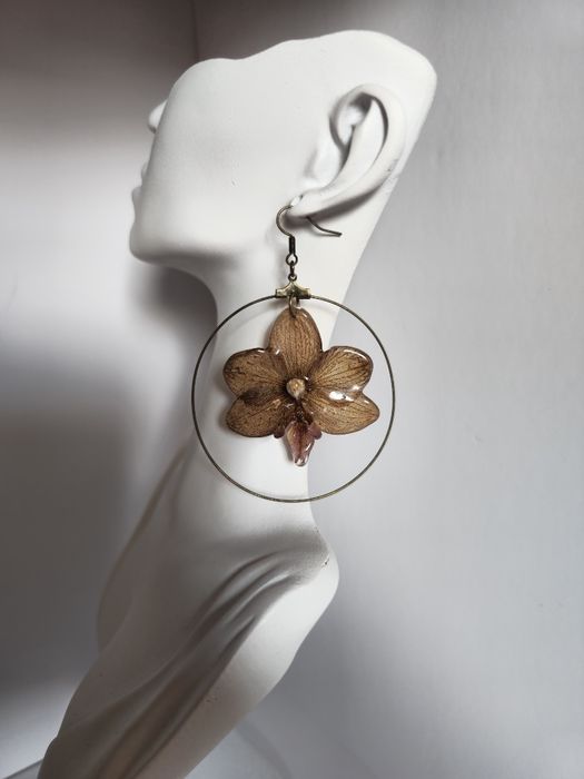 Обеци с естествен цвят на орхидея в кафяви нюанси.
Цветето е с размери