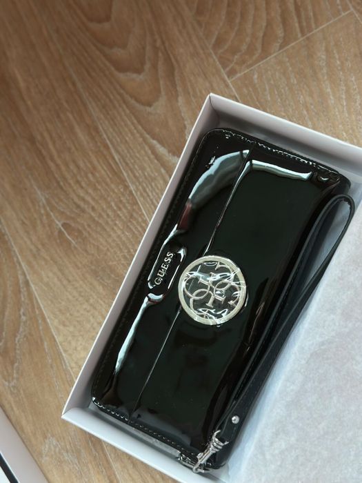 Портмоне Guess.