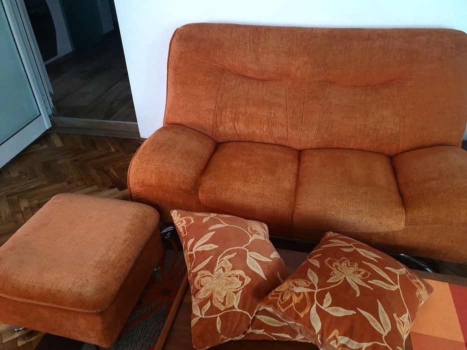 Продавам диван двойка и табуретка-оранжеви