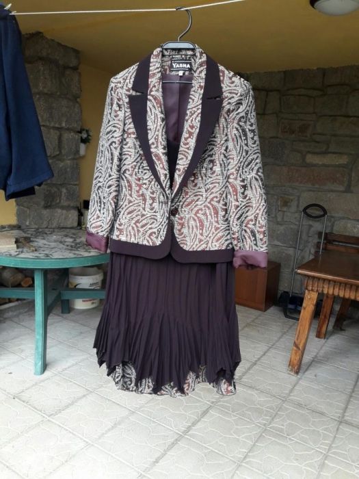 Дамски костюм със солей пола в цвят бордо