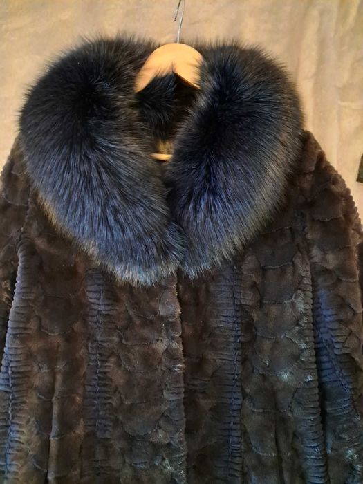 Vand haine de blana din vizon cu guler din vulpe