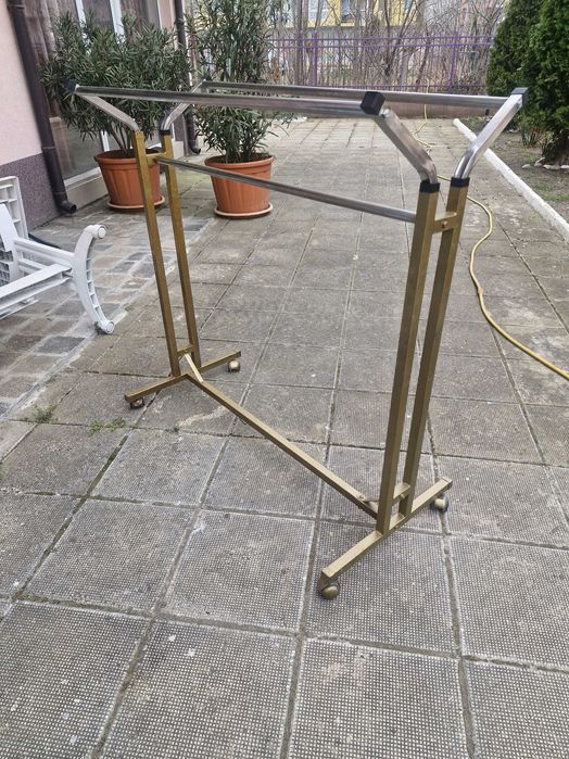 Щендери за дрехи на колелца