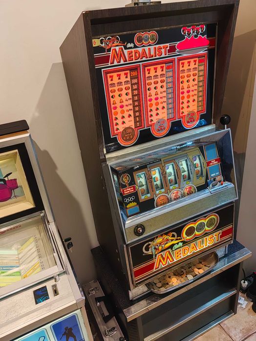 Vând slot machine Bally MEDALIST