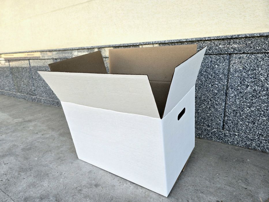 Белая и розовая картонная коробка