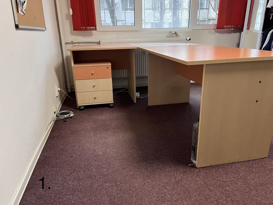 Canapea piele si mobilier showroom haine