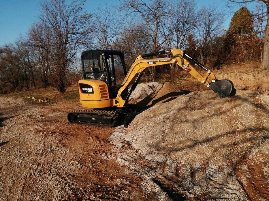 Къртене на бетон/камък с мини багер CAT  и  извозване