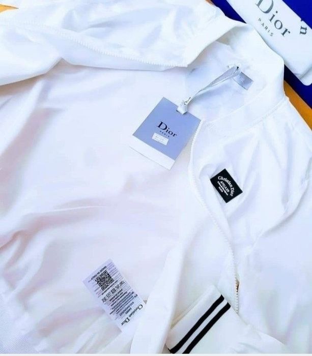 Geaca alba Christian, super calitate, material impermeabil, cod Qr,saculet, etichetă