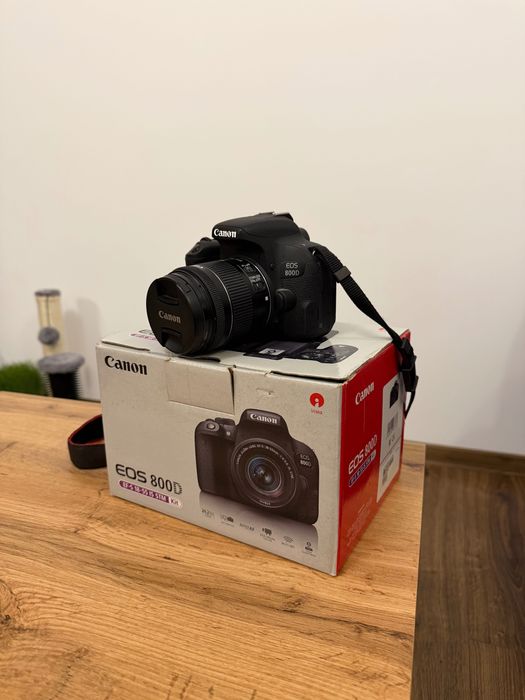 Canon EOS 800D cu obiectiv EFS 18-55mm