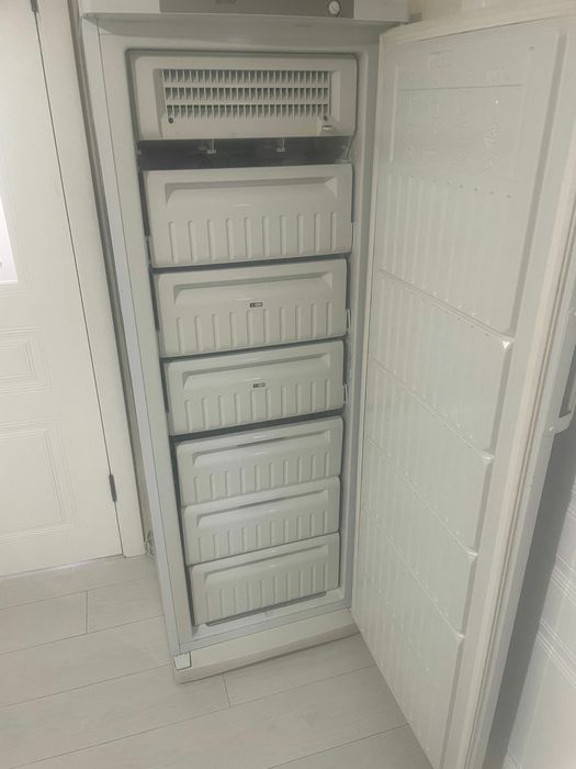 Продам морозильник Indesit