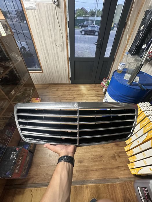 Продам решетку радиатора мерседес w210