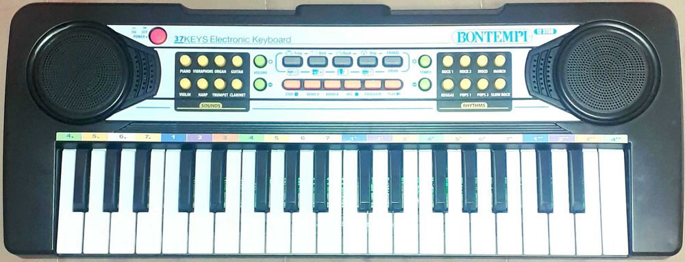 Пиано (йоника) с 37 клавиша. Микрофон. USB кабел. Множество опции.