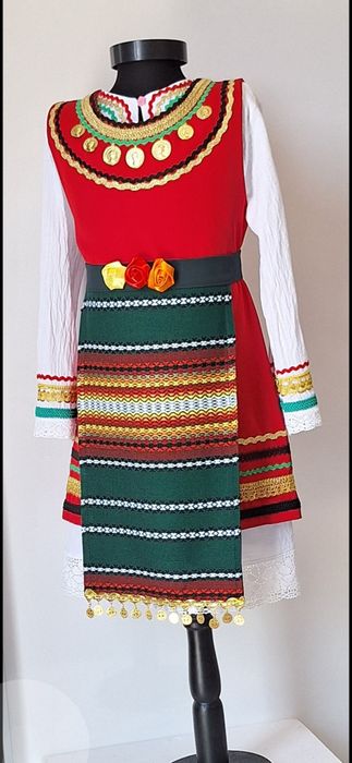 Народни носии за момичета и жени