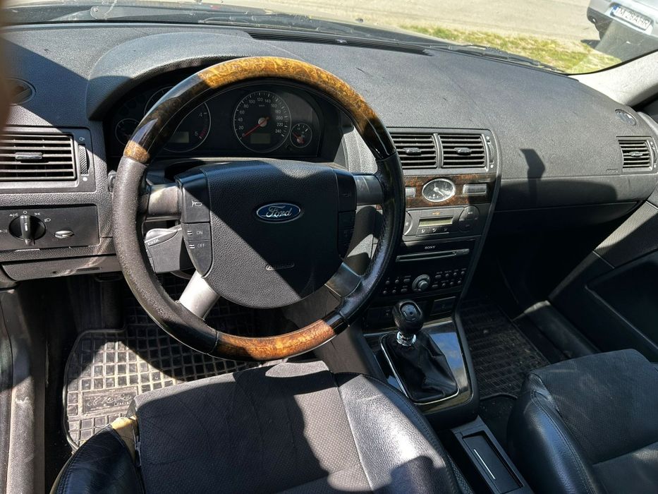 Vând Ford mondeo