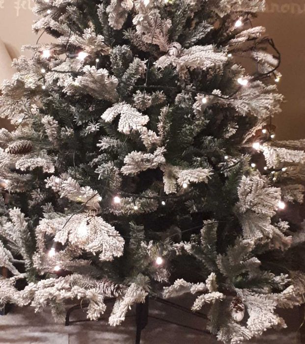 Brad artificial cu zapada si conuri