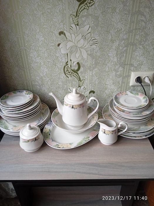 Продаются новый столовый + чайный сервизы, на 8  персон.
