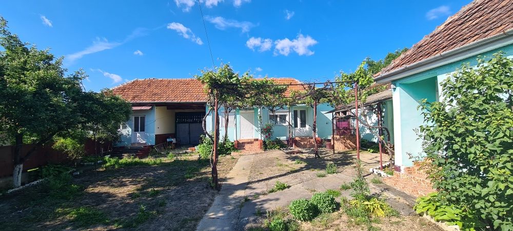 Vând casa cu teren