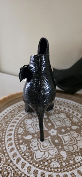 Ботильоны на высокой шпильке.