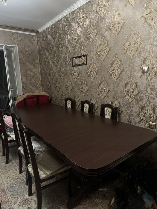 Овальный стол и стулья