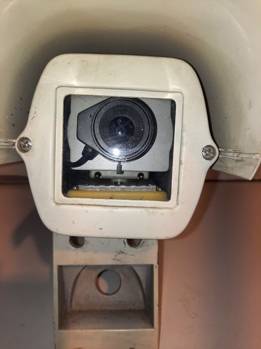 Кутия - кожух с камера за видеонаблюдение със стойка и отопление