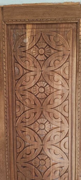 Орехова врата от масив с ръчна дърворезба