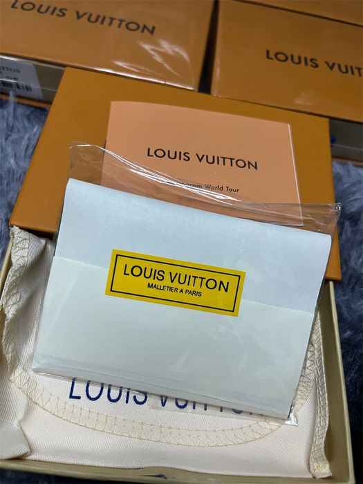 Louis vuitton card holder