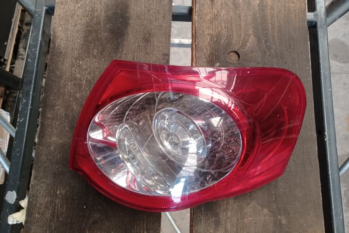 Lampa stop dreapta pe aripa Volkswagen VW Passat B6
