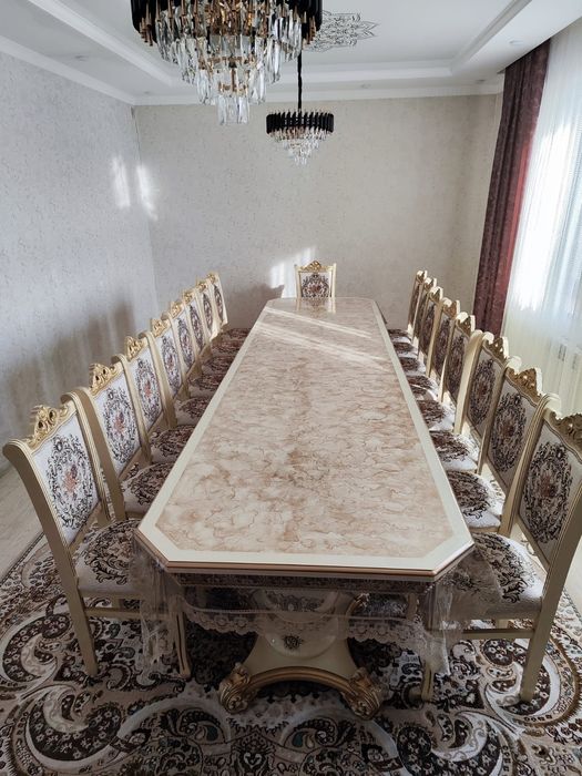 Мраморный стол для зала