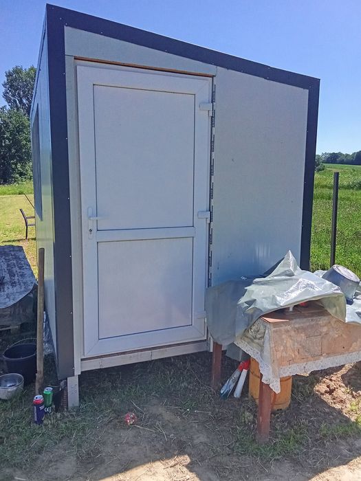 Vând 2 containere pentru locuitPretul de 2 mii 3 sute euro unul